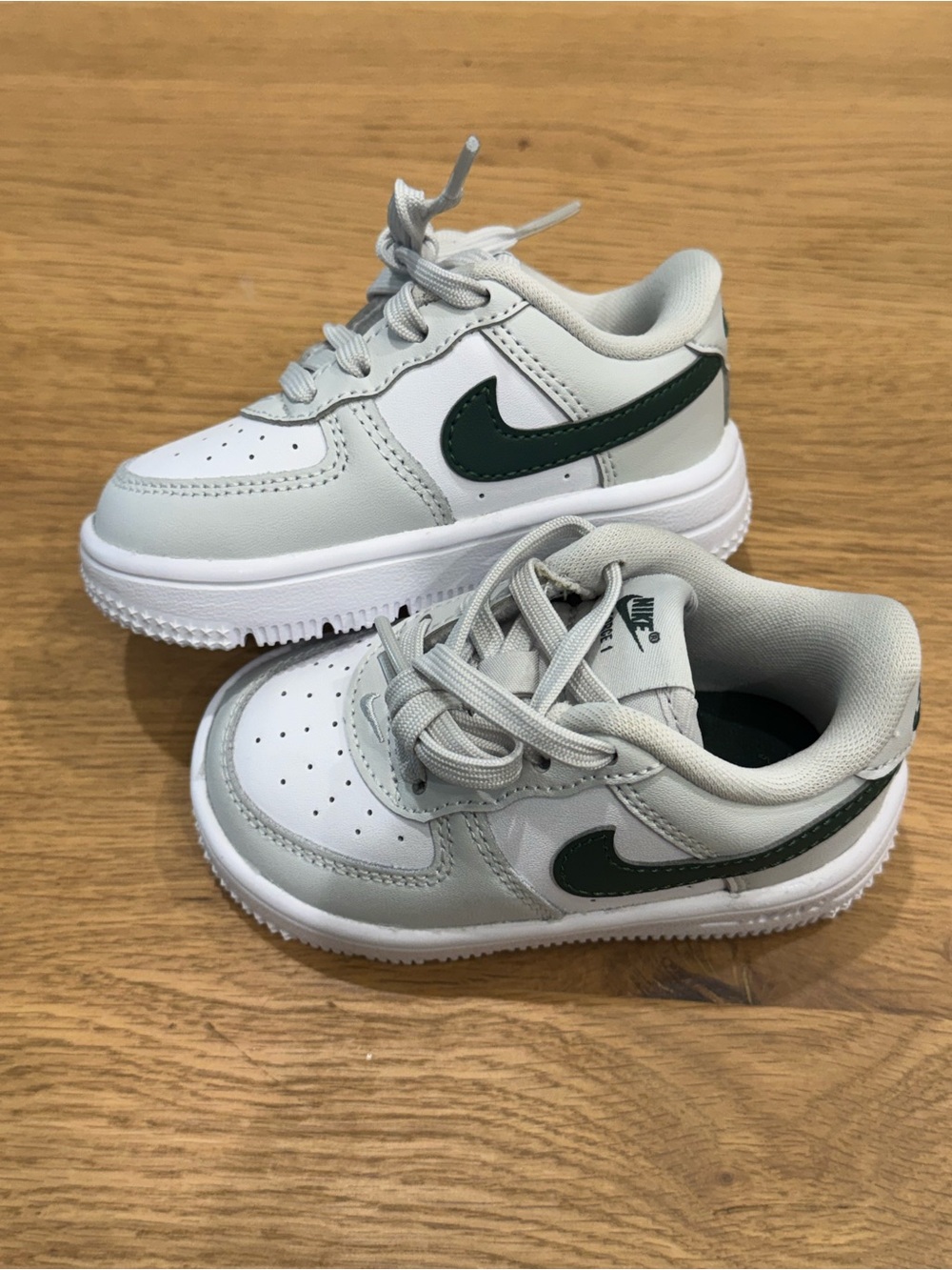Nike toddler Low-Top Air Force  in White, Light Gray and Dark Green